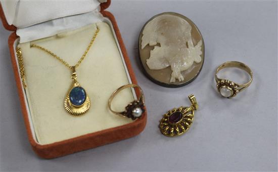 Two 9ct gold rings, two pendants and a cameo.